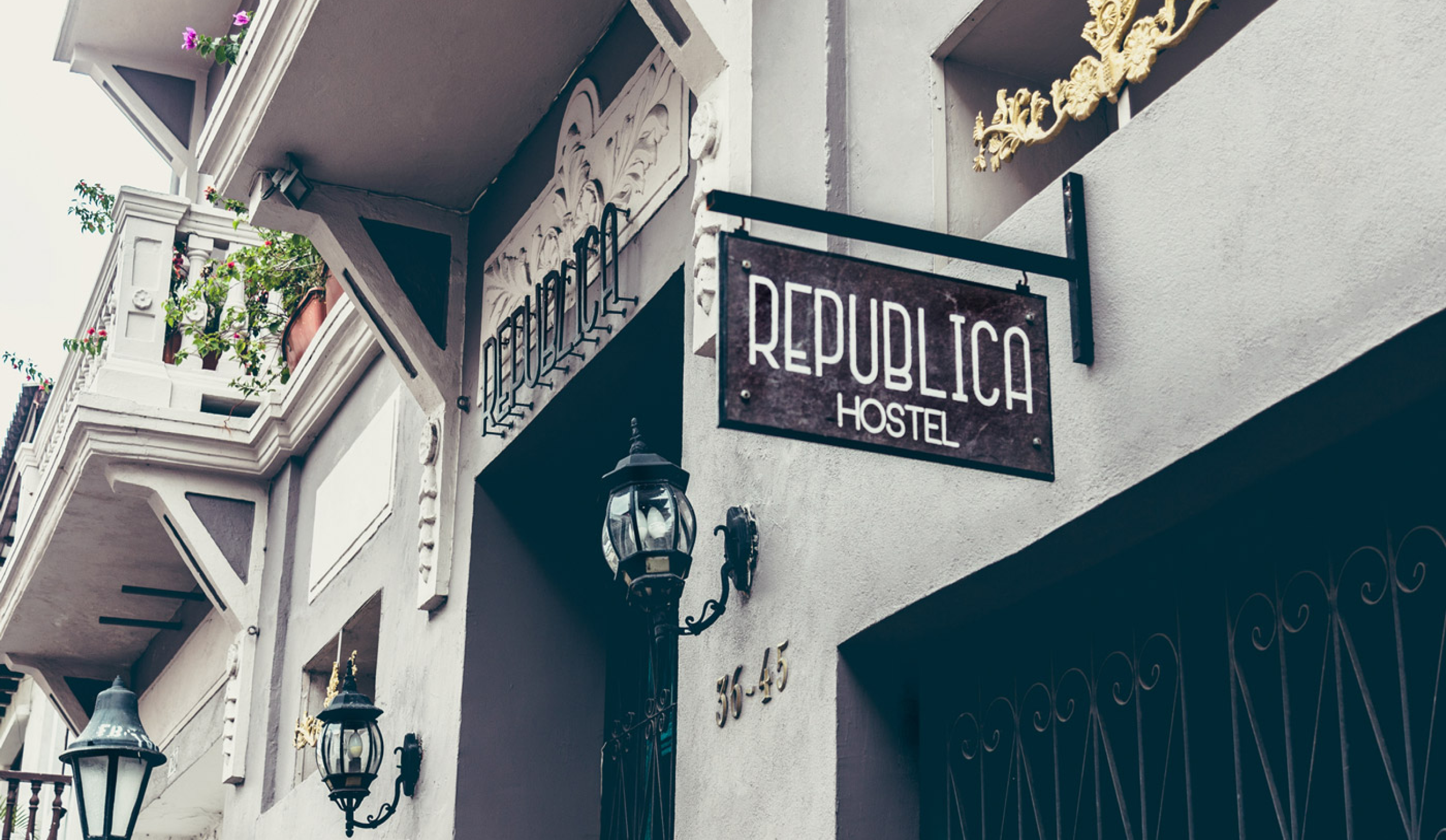 Fachada del República Hostels en el centro histórico de Cartagena